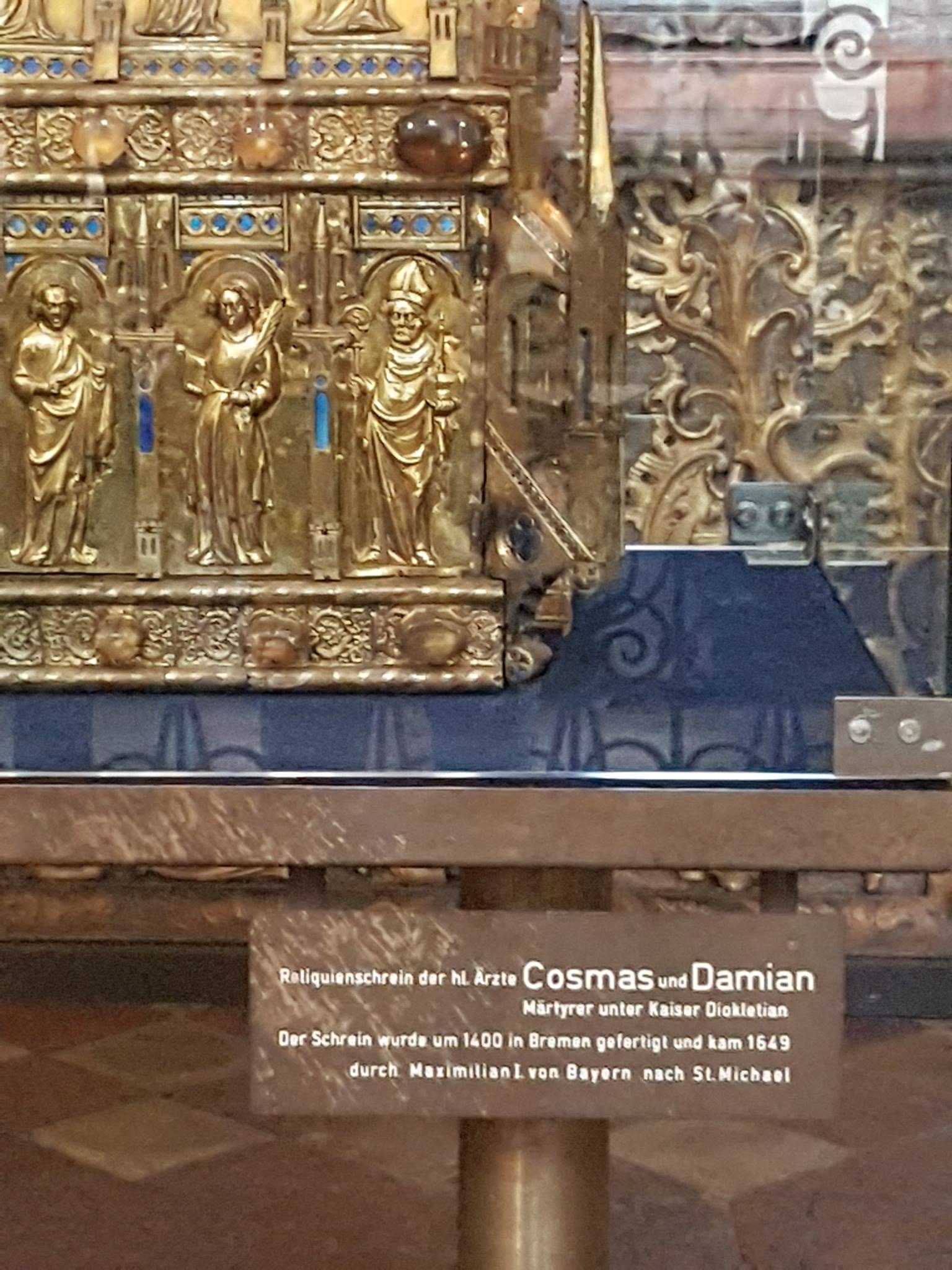Saint Cosmas and Damian's skulls, St. Michael church, Munich - 04.jpg